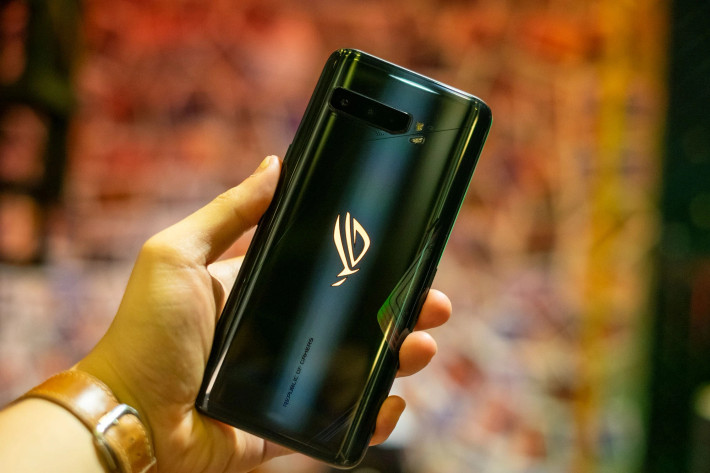 Asus ROG Phone 3 giảm 500.000 đồng, còn 19,5 triệu đồng. Model này có thiết kế hầm hố hướng đến game thủ. Sản phẩm dùng màn hình 6,59 inch, tần số quét 144 Hz. Máy được trang bị chip Snapdragon 865+, dung lượng RAM 12 GB và bộ nhớ trong 512 GB cùng viên pin 6.000 mAh.
