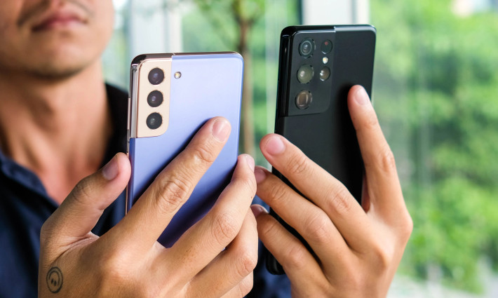 Cấu hình của thiết bị gồm chip Exynos 2100, RAM 8 GB, bộ nhớ trong 256 GB và hỗ trợ kết nối mạng 5G. Hệ thống 3 camera sau của máy gồm camera chính 12 MP, ống kính góc siêu rộng 12 MP và camera telephoto 64 MP. Camera trên máy có nhiều chế độ như thức ăn, góc nhìn đạo diễn hay quay video 8K.