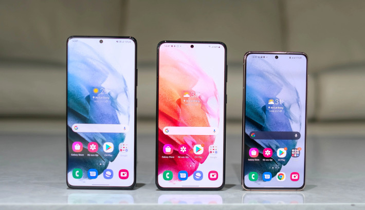 Galaxy S21+ 5G bản 256 GB (giữa) giảm 3 triệu đồng, còn 19 triệu đồng. Chương trình được áp dụng tại một số hệ thống bán lẻ lớn, từ ngày 29/4-3/5. Sản phẩm được đánh giá là mẫu smartphone đáng mua trong dòng Galaxy S21. Máy có màn hình 6,7 inch, độ phân giải Full HD+ và tần số quét 120 Hz.