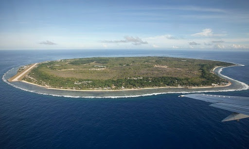 Theo World Atlas, là quốc gia vừa nhỏ về diện tích, vừa ít dân số, Nauru không có thủ đô, đồng thời cũng không hề có thành phố. Đảo quốc Nauru nhỏ đến mức đường băng của sân bay trải dài gần hết chiều ngang lãnh thổ.