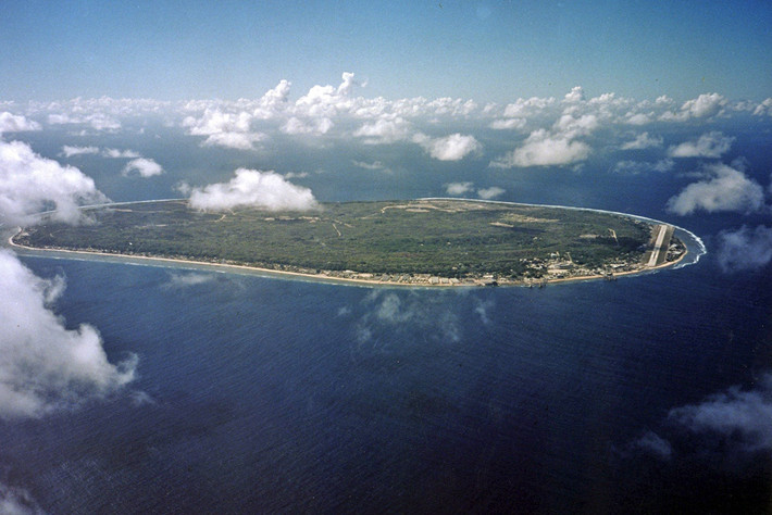 Theo World Atlas, Nauru là đảo hình trái xoan nằm tại tây nam Thái Bình Dương, cách xích đạo 42 km về phía nam. Bao quanh đảo là san hô, chúng lộ ra khi thủy triều thấp và rải rác lúc đỉnh triều.