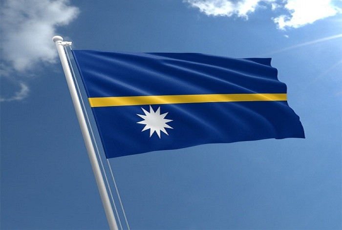 Dù là quốc gia nhỏ bé, lãnh thổ Nauru lại có cư dân sinh sống từ rất sớm. Người Micronesian và Polynesia đã sống ở Nauru ít nhất 3.000 năm trước. Đất nước này có 12 thị tộc, được thể hiện bằng 12 cánh sao trên quốc kỳ.