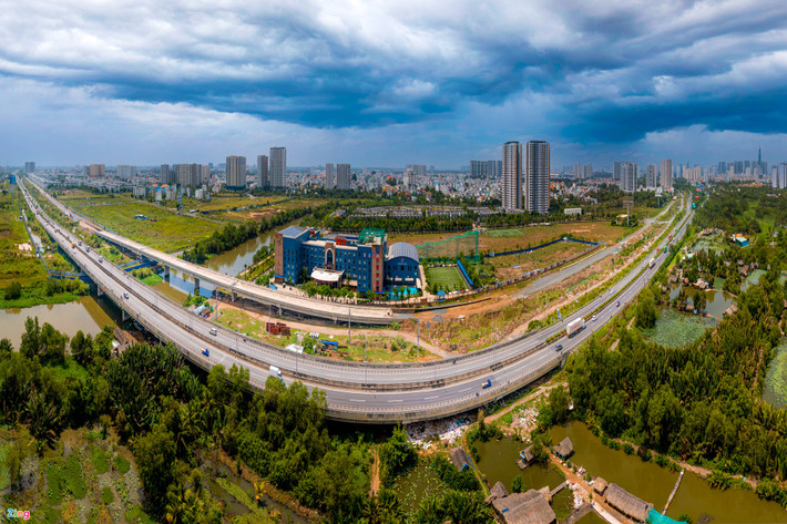 br/> Dự án với tổng chiều dài gần 3,4 km, mặt đường ngang 20 m, gồm 4 làn xe có 2 đoạn song hành bên phải đường dẫn vào cao tốc TP.HCM - Long Thành - Dầu Giây. Trong đó, đoạn 1 dài 2,7 km nối đường Mai Chí Thọ với đường Đỗ Xuân Hợp (TP Thủ Đức); đoạn 2 dài hơn 600 m, nối đường D11 với đường vành đai 2.