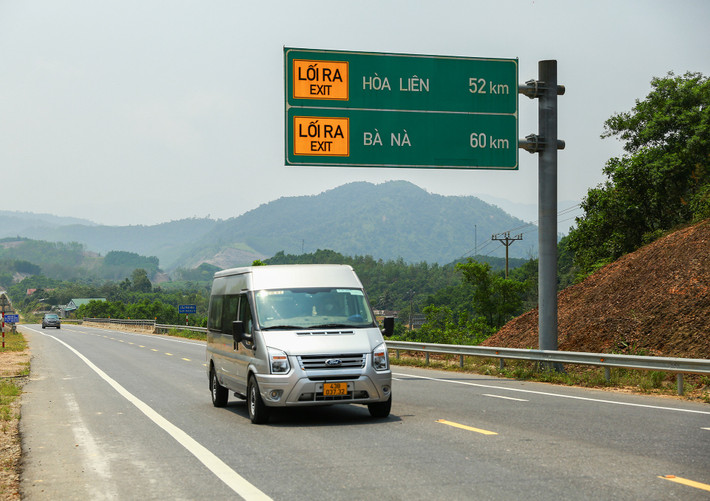 Ngày 16/4, Bộ Giao thông Vận tải và cơ quan chức năng đã chính thức cho phương tiện lưu thông qua đường bộ La Sơn - Hòa Liên.
