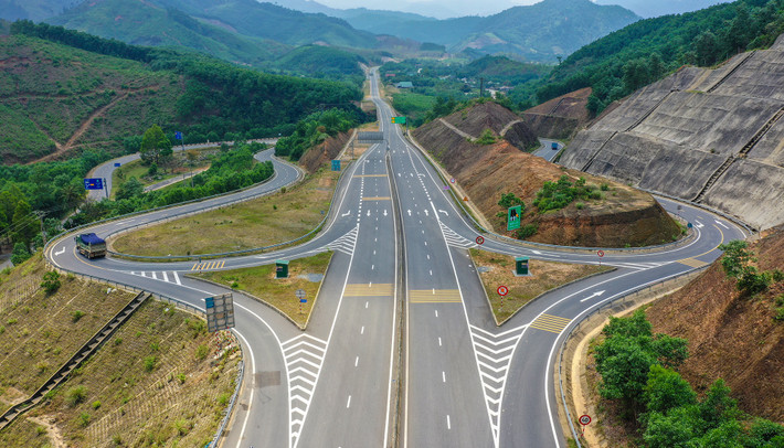 Đường La Sơn - Hòa Liên là tuyến đường bộ duy nhất xuyên qua vườn quốc gia Bạch Mã, nối Đà Nẵng với Thừa Thiên - Huế.