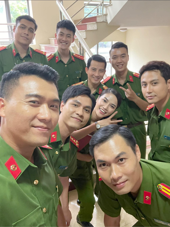 Các chiến sĩ công an nghiêm túc trên phim nhưng cũng vô cùng trẻ trung, hài hước ở hậu trường.