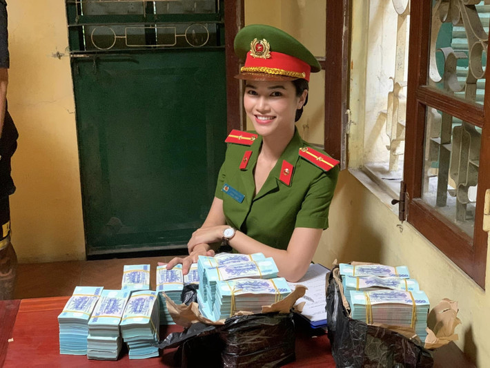Cô nói vui: "Vào vai cảnh sát kinh tế nên cũng phải làm quen dần".