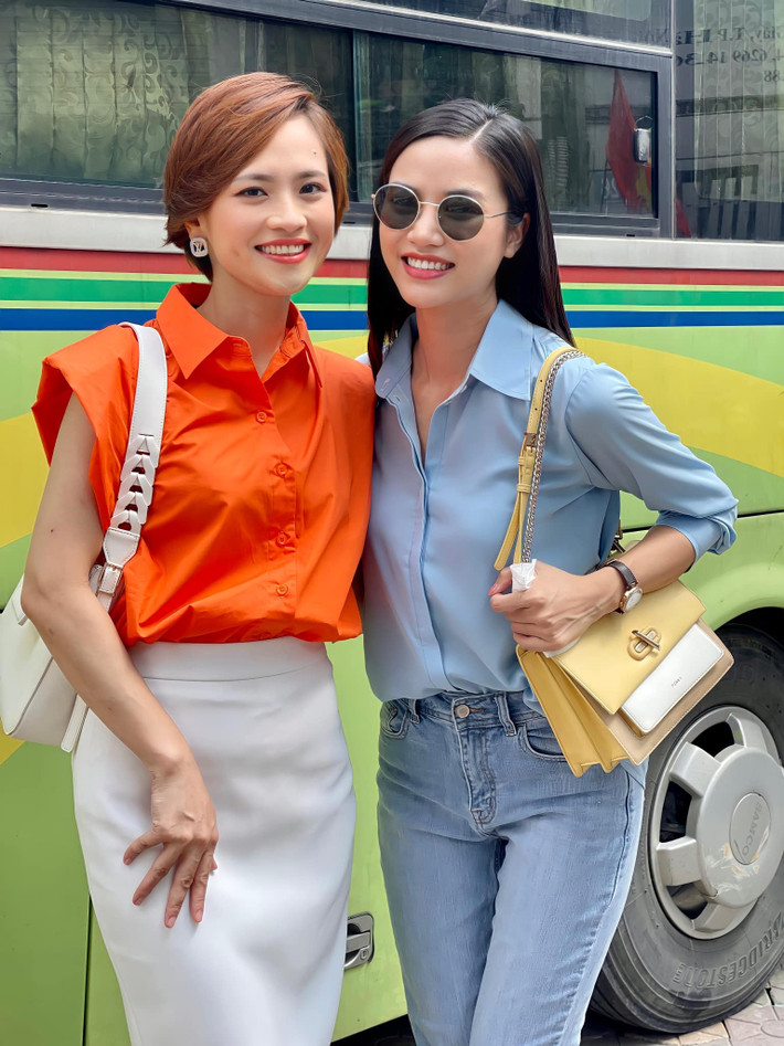 Anh Đào và Thúy An vui vẻ ở hậu trường trong khi trên phim họ là công an và đối tượng điều tra với những pha đấu trí căng thẳng.