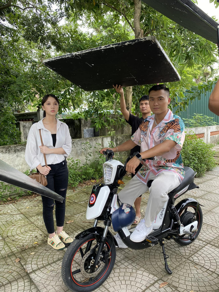 Xuân Phúc chia sẻ hậu trường cảnh quay với diễn viên trẻ Thùy Dương với đạo cụ là chiếc xe đạp điện khá nhỏ so với nam diễn viên.