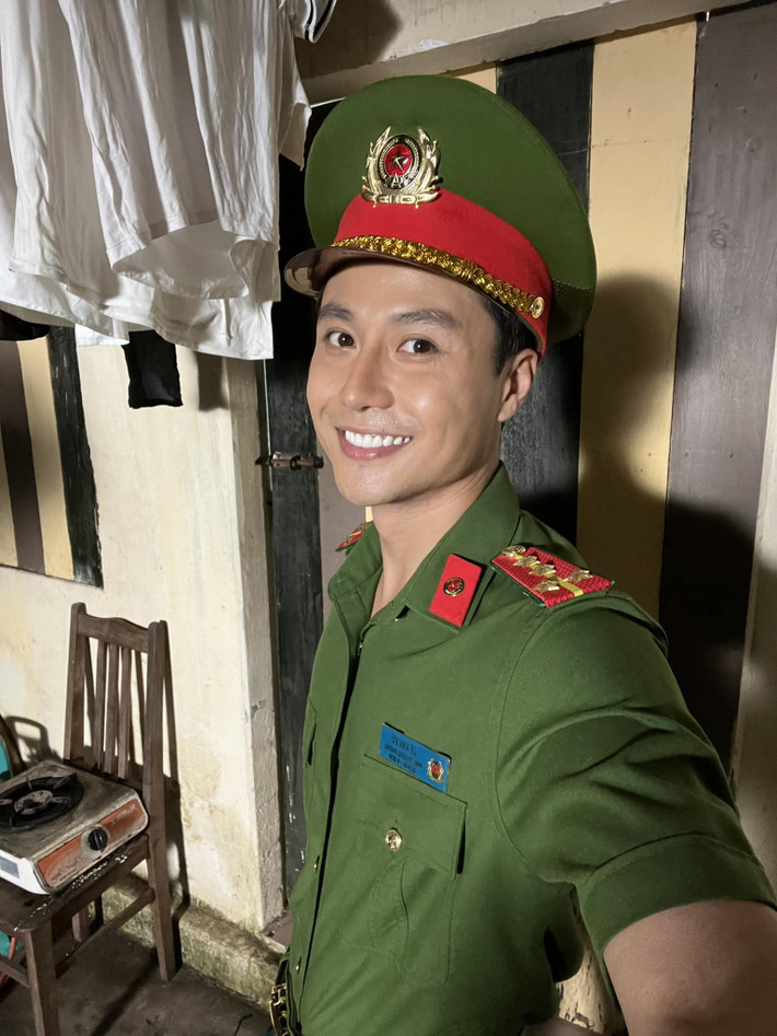 Thanh Sơn tranh thủ selfie và vẫn tươi cười trong bối cảnh chật hẹp và nóng bức.