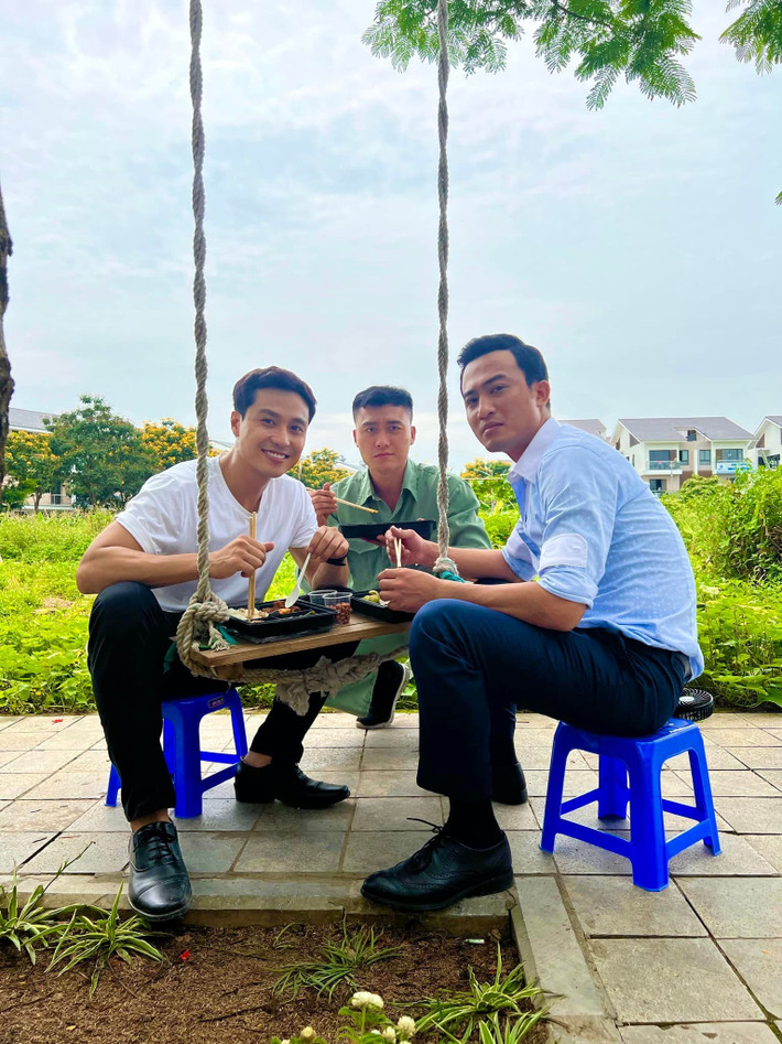 Khi công an và tội phạm ăn cơm cùng nhau hậu trường cảnh quay 'Đấu trí'. Xuân Phúc, Thanh Sơn và Doãn Quốc Đam tươi cười trước ống kính.