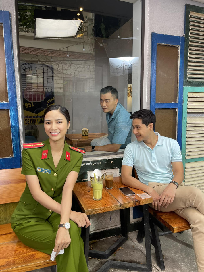 Hậu trường một cảnh quay của 3 diễn viên Anh Đào, Thanh Sơn và Xuân Phúc ở bối cảnh ngoài phòng hỏi cung hay cơ quan công an.