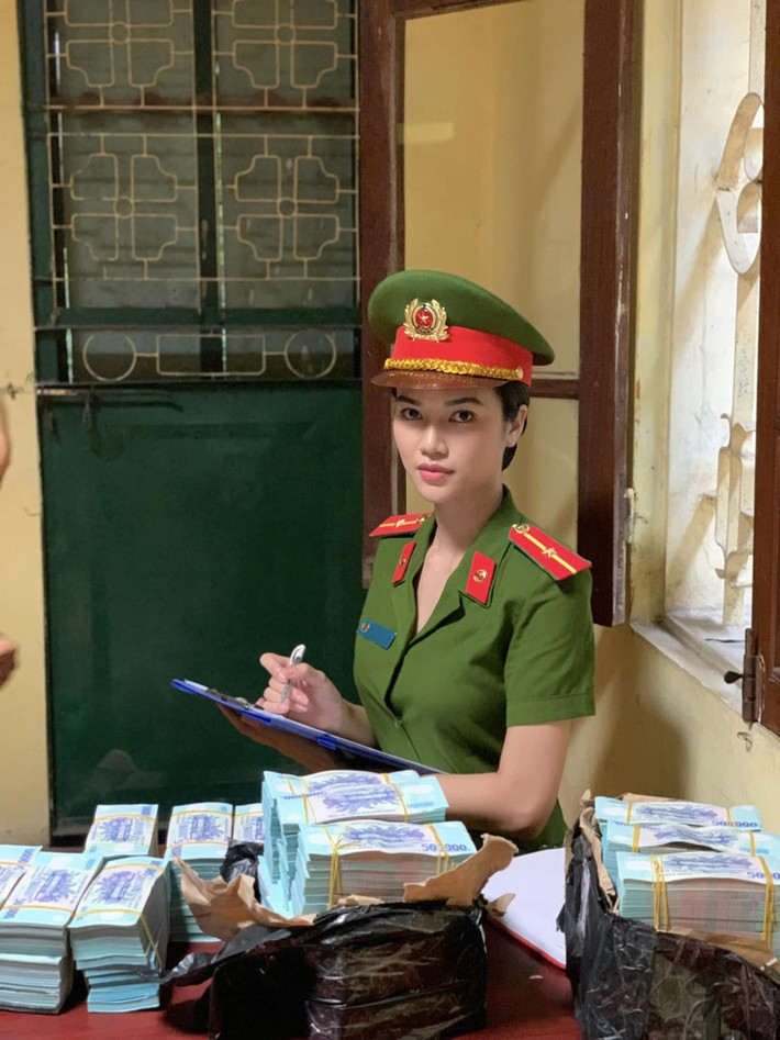 Diễn viên Anh Đào, vai thiếu uý Phương Linh chia sẻ ảnh hậu trường một cảnh quay với các đạo cụ là những sấp tiền mệnh giá lớn.