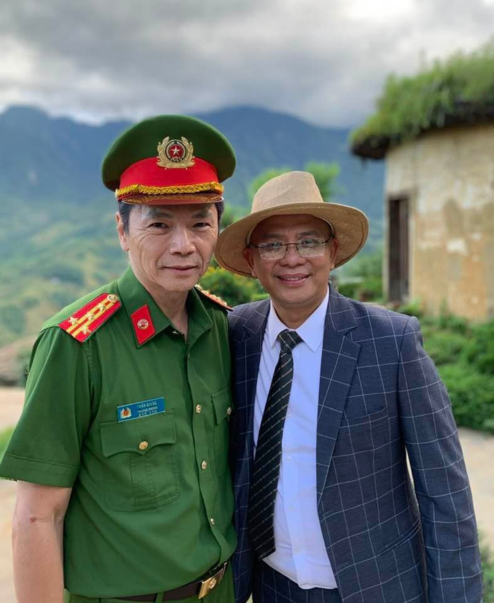 Trên phim đại tá Trần Giang và Khải là công an và tội phạm nhưng hai diễn viên Trung Anh và Anh Tuấn thì rất vui vẻ thân thiết ở hậu trường. Hình ảnh này chắc chắn không bao giờ xuất hiện trong 'Đấu trí'.