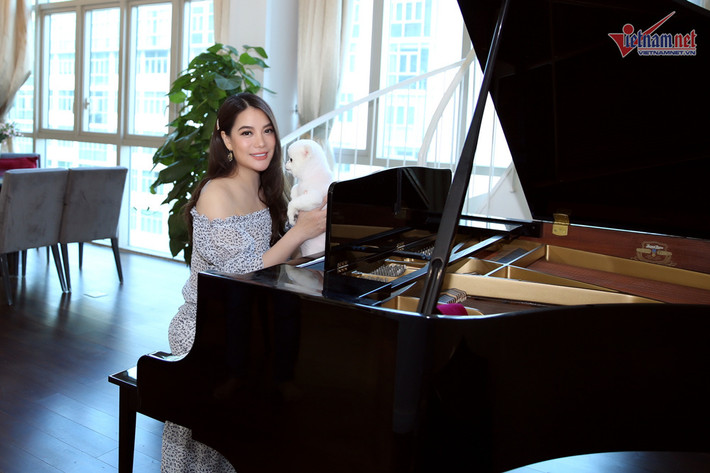 Góc piano trong phòng giúp người đẹp thư thái sau những giờ làm việc căng thẳng.