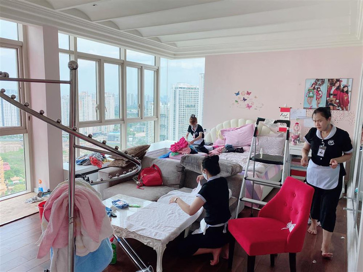 Căn phòng có lối thiết kế dễ thương, nữ tính. Ai nhìn vào cũng phải ghen tị đôi chút bởi ngoài diện tích rộng rãi thì phòng còn đặc biệt ở chỗ là có view đẹp ngất ngây.
