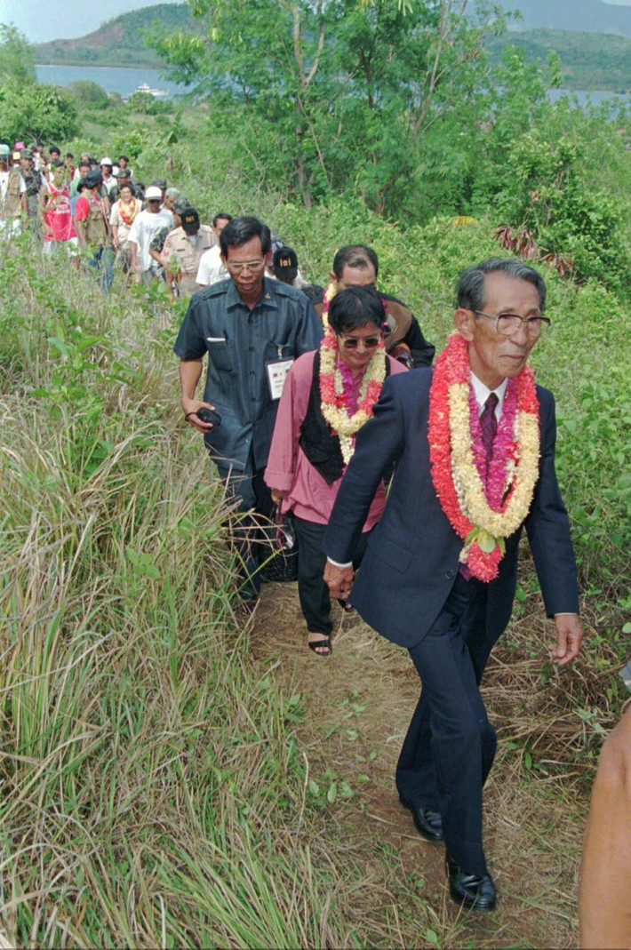 Trong lần trở lại ngôi làng Tilik trong chuyến thăm 1996, ông đã dẫn những người dân cùng các quan chức Philiipines khác tới nơi con gò, nơi đánh dấu tình hữu nghị giữa Nhật-Phillipines.