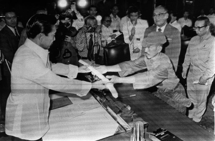 Tuy nhiên, mãi tới năm 1974, sĩ quan chỉ huy cũ đã tới thăm ông Onodo trong rừng và hạ lệnh rằng nhiệm vụ của ông đã kết thúc. Lúc đó, ông Hiroo mới trao thanh gươm của mình cho ông Ferdinand Marcos, vị tổng thống của Phillipines lúc đó.