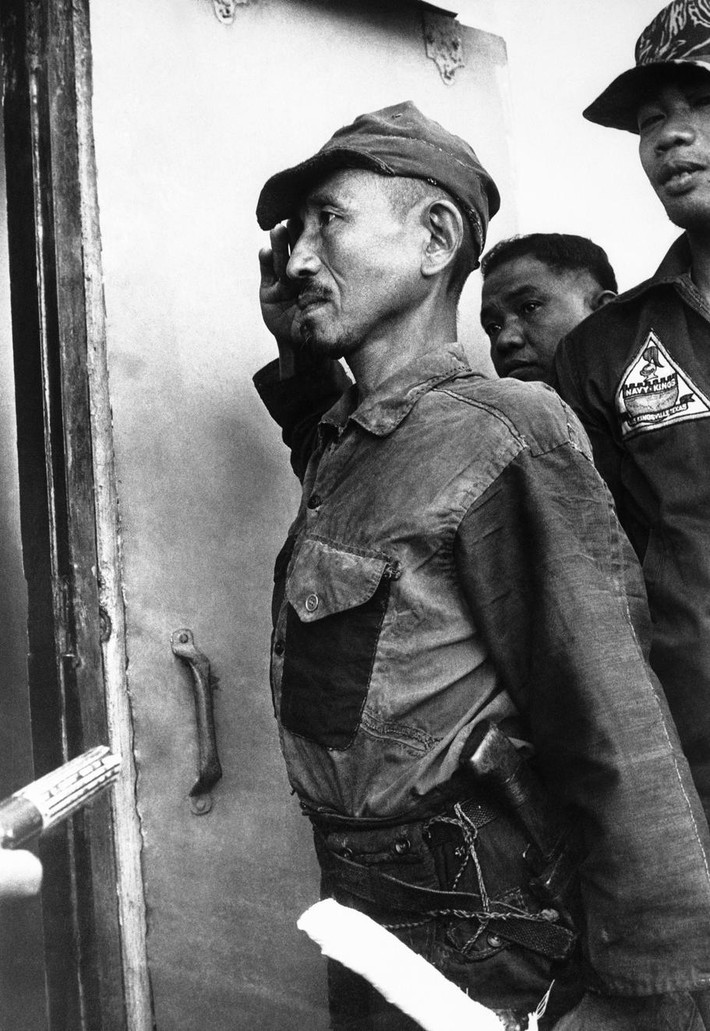Ảnh chụp sự kiện ông "đầu hàng" hồi 1974.