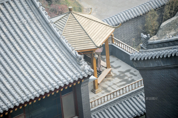 Lầu bát giác ngự ngay vườn thượng quyển của Gu.