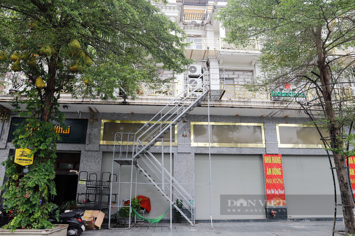 Tương tự tại đường Tố Hữu (quận Hà Đông), do thiếu không gian nên nhiều nhà hàng, nhà liền kề mặt phố cũng lắp đặt thang thoát hiểm dạng nhô ra mặt tiền ngôi nhà.