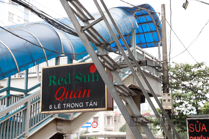 Chất liệu chủ yếu bằng kim loại.