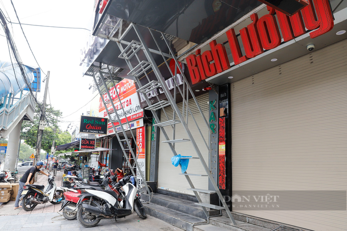 Tại đường Lê Trọng Tấn (quận Hà Đông), việc lắp đặt thang thoát hiểm đối với một số căn nhà mặt phố thường gặp nhiều khó khăn do thiếu không gian. Phần tiếp đất của thang thoát hiểm của các căn nhà mặt phố thường nhô hẳn ra ngoài vỉa hè.