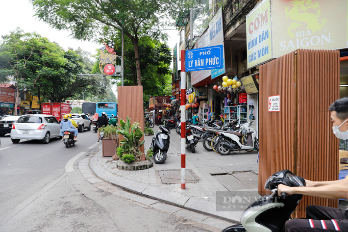 Ghi nhận sáng ngày 27/9, dãy bốt điện nằm hai bên đường Nguyễn Thái Học (quận Ba Đình, Hà Nội) được lồng trong khung kim loại, bên ngoài "mặc áo giáp" màu nâu làm từ vật liệu ốp nhựa giả gỗ.