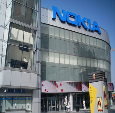 Nokia định sản xuất cả máy tính bảng và phablet? Theo một nguồn tin mới tiết lộ, trong lộ trình sản xuất của Nokia có chỗ cho máy tính bảng và phablet. Nokia sẽ bắt đầu sản xuất máy tính bảng vào tuần cuối cùng của tháng 9 năm nay. Nó sẽ được trang bị hệ điều hành Windows 8.1. Đến tuần đầu của tháng 11, họ sẽ cho ra mắt phablet với màn hình 6 inch, viền siêu mỏng và thiết bị này sẽ ra mắt trong năm tới.