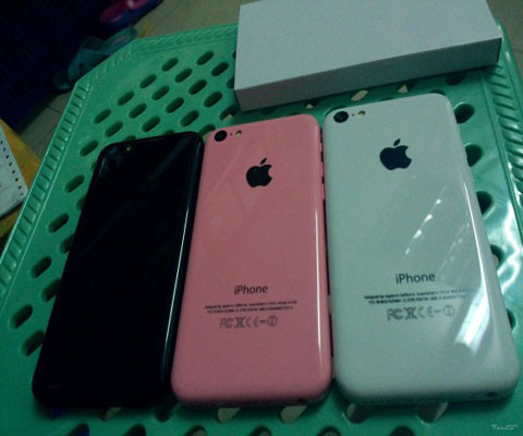 Hình ảnh iPhone 5S, 5C trên mạng là giả? Một tài khoản có tên Skyline trên mạng Weiphone, Trung Quốc đã chứng minh được có thể rất nhiều hình ảnh về mẫu iPhone 5S và 5C là sản phẩm của các nhà sáng tạo không chuyên. Skyline đã thử nghiệm tạo màu hồng cho chiếc điện thoại iPhone 5C. Hiện tại, bạn có thể mua được những mẫu điện thoại iPhone 5S giả Huaqiang, Thâm Quyến.