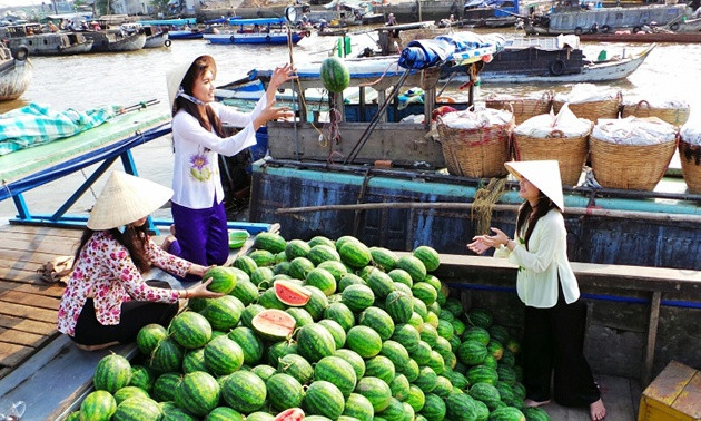 Chợ nổi Cà Mau là một trong những địa chỉ du lịch lý tưởng của địa phương này. Chợ nổi Cà Mau nằm ở đoạn cuối của sông Gành Hào, giữa lòng thành phố Cà Mau. Giống như nhiều chợ nổi miền Tây khác, chợ nổi Cà Mau luôn nhộn nhịp với hàng trăm xuồng, ghe to nhỏ chở đầy hàng hóa đến trao đổi và mua bán ở chợ nổi Cà Mau. Chẳng ai biết được chợ nổi này được hình thành tự bao giờ, chỉ biết cách thức mua bán trên sông là hình thức rất đặc trưng văn hóa vùng sông nước Nam Bộ.