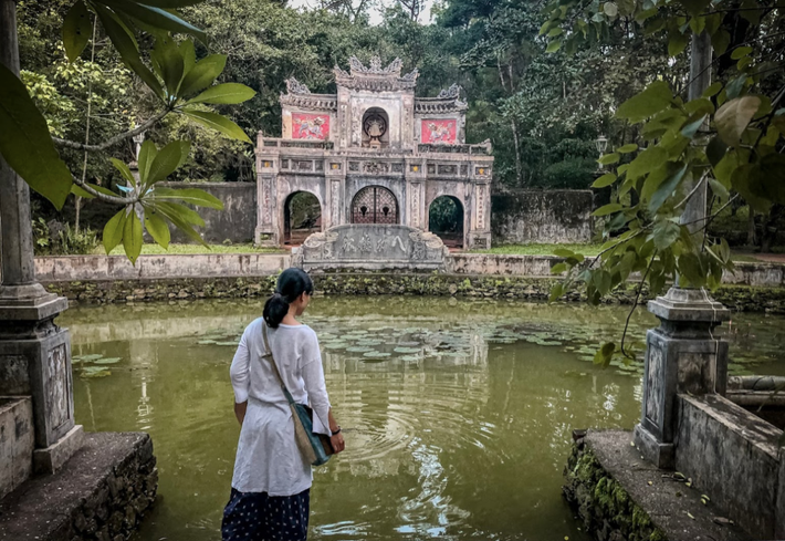 Chùa Từ Hiếu nằm ở phường Thủy Xuân, TP Huế. Theo các tư liệu, chùa nổi tiếng với câu chuyện về hòa thượng Nhất Định có hiếu với mẹ, truyền tới tai vua. Danh lam cổ tự này cũng được nhiều người biết đến với sự hiện diện khu mộ thái giám triều Nguyễn. Ảnh: Sascha Timm.
