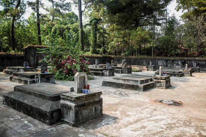 Với sự có mặt của khu mộ thái giám triều Nguyễn, chùa Từ Hiếu còn được nhiều người gọi là "chùa thái giám". Theo các nguồn tư liệu, một vị thái giám dưới thời vua Thiệu Trị, tên là Châu Phước Năng đã đứng ra quyên góp tiền tu sửa chùa, để về sau khi qua đời có nơi thờ tự, hương khói. Ảnh: Hue Tourism Portal.