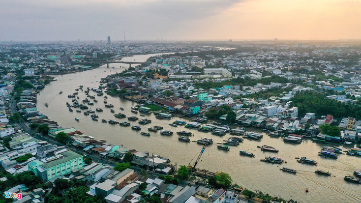 Có nhiều giả thuyết khác nhau về tên gọi Cần Thơ. Một lý giải phổ biến về địa danh này là từ Kìn Tho trong tiếng Khmer. Kìn Tho là loại cá sặc rằn có nhiều ở địa phương. Có thể người Việt đã đọc trại rạch Kìn Tho, nơi có nhiều cá sặc rằn thành rạch Cần Thơ, nên từ tên rạch đã chuyển thành tên vùng đất.
