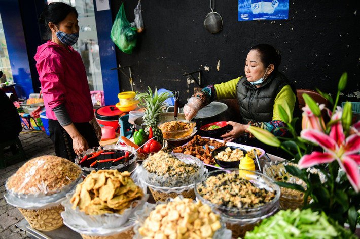 Bà Phượng - một chủ hàng ăn thuộc quận Ba Đình - chia sẻ: "Những ngày này người ta đi chợ chưa nhiều nên giá thực phẩm đắt đỏ. Thêm vào đó là dịp lễ Tết, khi mọi người nghỉ ngơi thì chúng tôi vẫn đi làm nên việc giá cả suất ăn có tăng nhẹ là chuyện bình thường". Giá rau củ, thịt cá ổn định trở lại ngày mùng 3 Tết Sau một thời gian các mặt hàng lương thực, thực phẩm tăng giá nhẹ trước thềm Tết Nguyên đán, đến ngày mùng 3 Tết, giá cả đã ổn định trở lại 24:1442 hôm qua