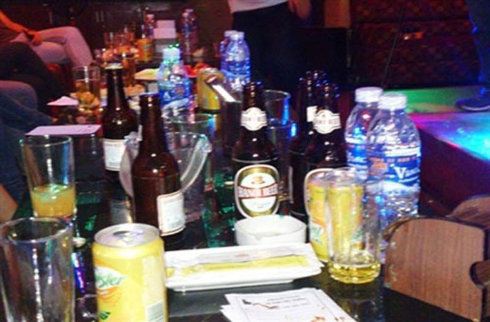 Việc uống bia, rượu quá chén tại các quán karaoke không phải là điều gì lạ lẫm. Và khi các "thượng đế" đã say, không làm chủ được hành vi của mình, như hút thuốc để tàn rơi xuống sàn thảm... giật micro, vặn loa... gây chập điện... cũng là nguyên nhân khiến ngọn lửa có thể bùng phát bất cứ lúc nào.