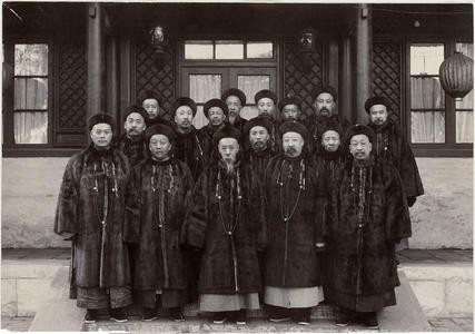 Nguyên nhân thứ 3: Xuất thân Mãn châu, thông minh nhanh trí. Dù có nói thế nào thì Hòa Thân vẫn xuất thân từ Chính Hồng Kì, Mãn Châu. Đây chính là điều kiện cơ sở lớn nhất khiến ông ta được sủng ái. Trong các văn võ bá quan trong triều đương nhiên hoàng thượng phải yêu người Mãn nhất chứ không phải là người Hán, hơn nữa Hoà thân lại thông minh hoạt bát.