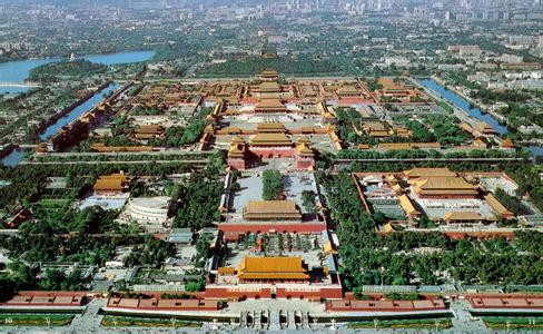 Nhìn từ bố cục của kiến trúc Cố Cung có thể chia thành hai phần: Ngoại triều (tiền triều) và nội đình (hậu cung).