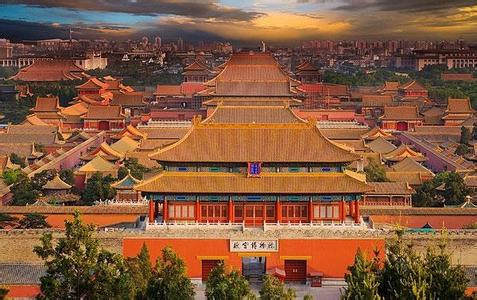 Nếu lấy cung Càn Thanh và Khôn Ninh làm trung tâm làm hướng ngang để xếp, Đông, Tây lục cung sẽ đảm bảo được sự đối xứng về hướng dọc, vô cùng ăn ý. Sự phối hợp giữa tiền điện và hậu tẩm ở mỗi cung tạo thành thế đối xứng nghiêm ngặt, số gian, số mái ở 12 cung đều đồng nhất.