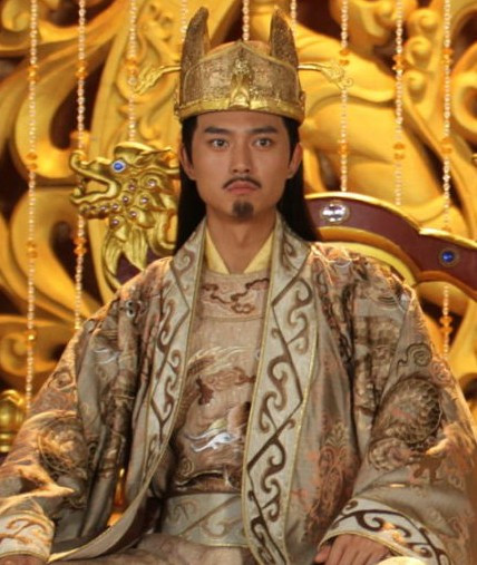 Nguyên nhân thứ nhất: Bị chính cha mẹ đẻ hay anh em ruột hãm hại hoặc giết chết. Một ví dụ điển hình trong lịch sử Trung Quốc đó là Đường Trung Tông - Lý Hiển. Ông ta được ví như người có chiếc chìa khóa vàng trong tay khi có cha là Đường Cao Tông - Lý Trị, mẹ là Võ Tắc Thiên - Nữ hoàng đế duy nhất trong lịch sử. Ảnh minh họa Lý Hiển.