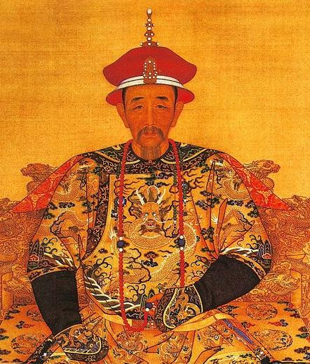 Trước đời vua Khang Hy, các cuộc hôn nhân thường mang tính chính trị. Rất nhiều hoàng hậu triều nhà Thanh là công chúa Mông Cổ. Đến Khang Hy, tình thế chính trị có sự thay đổi, Ngao Bái chuyên quyền lộng hành, kết bè kết đảng, can thiệp sâu vào triều chính. Duới sự sắp xếp của Hiếu Trang Hoàng thái hậu ngôi mẫu nghi thiên hạ đã chuyển từ Bác Nhĩ Tế Cát Đặc Thị con gái của của gia tộc Khoa Nhĩ Thấm Mông Cổ sang Hách Xá Lí Thị, cháu gái của Sách Ni nhưng thực chất đây vẫn là một cuộc hôn nhân chính trị. Ảnh: Chân dung hoàng đế Khang Hy.