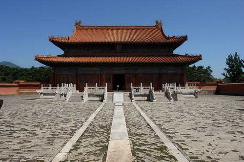 Nhìn từ trên cao, toàn cảnh Cảnh lăng hình bán nguyệt, các khu mộ được xếp theo địa vị từ cao đến thấp theo hướng từ trên cao xuống. Nơi cao nhất trong địa cung của Cảnh lăng là phần mộ của hoàng đế Khang Hi, Hiếu Thành hoàng hậu, Hiếu Chiêu Nhân hoàng hậu, Hiếu Ý Nhân hoàng hậu, Hiếu Cung Nhân hoàng hậu và Kính Mẫn hoàng quý phi. Ảnh: Cảnh lăng đại điện.