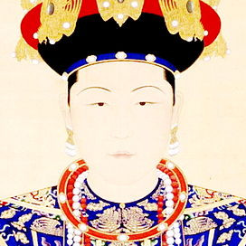 Năm 1665, hoàng đế Khang Hy 12 tuổi đã tiến hành đại lễ kết hôn long trọng với Hách Xá Lý Thị 13 tuổi. Đây là cuộc hôn nhân mang màu sắc chính trị, nhưng tuổi của hoàng thượng và hoàng hậu cũng tương đồng, Ngao Bái lộng hành chấp chính nên thường bất kính với hoàng thượng. Trong hoàn cảnh khó khăn đó hoàng thượng và hoàng hậu đã nương tựa vào nhau và nảy sinh tình cảm. Kết hôn không lâu thì sinh được hoàng tử nhưng hoàng tử chỉ sống được đến 4 tuổi. Ảnh: Chân dung Hiếu Thành Nhân Hoàng hậu Hách Xá Lý Thị.