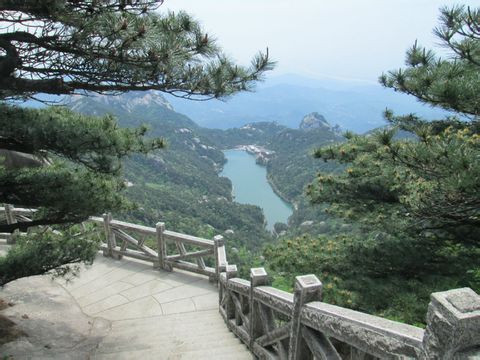 Lời giải thích tường tận này đã khiến Hoàng Thái Cực cảm thấy mừng rỡ vô cùng, trong đầu ông suy ngẫm: “Thế đất Rồng bay Phượng múa chính là Phúc địa, nghĩ lại đúng là thiên tạo cát nhưỡng".Thái tổ vốn đã có ý nguyện, Ngài đã đặt cho núi là Thiên Trụ, cái tên này chính là cột chống trời trong thần thoại cổ đại. Nếu lấy thế "cát nhưỡng" này làm vạn năm cát địa cho Thái tổ, sẽ đảm bảo cho giang sơn Đại Thanh ta vững chắc, vạn thế bất tuyệt.
