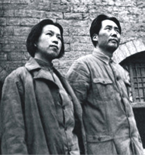 Khi đó Mao Trạch Đông đã 44 tuổi còn Lam Bình mới 24 tuổi, vừa chân ướt chân ráo đến Diên An. Việc kết hôn của hai người là chuyện lớn, hơn nữa lại rất phức tạp. Trung ương Đảng rất quan tâm và cũng rất thận trọng, thậm chí còn tổ chức họp Đảng để thảo luận và đưa ra phương án hợp lý.