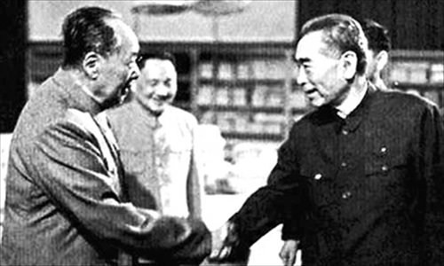 Tôi đành phải sang phòng khác ngồi đọc sách, xem báo. Sau này tôi mới biết, họ thảo luận về việc kết hôn của tôi với Giang Thanh. Ảnh: Sihanouk (giữa) cùng với Mao Trạch Đông (trái) và Chu Ân Lai tại Bắc Kinh năm 1970. Tôi cũng biết, Chu Ân Lai đã bày tỏ rõ quan điểm không đồng ý. Nhưng Đảng có nguyên tắc thiểu số phục tùng đa số, nên cuối cùng Trung ương Đảng vẫn đồng ý chuyện hôn sự này. Tôi và Giang Thanh đã kết hôn ở Diên An". Ảnh: Mao Trạch Đông và Chu Ân Lai.