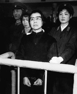 “Sau khi 'Đại cách mạng văn hóa' nổ ra, “Giang Thanh không còn chú ý quan tâm chăm sóc Mao Trạch Đông mà ngược lại còn thường xuyên quấy nhiễu. Vết rạn nứt tình cảm giữa hai người càng ngày càng sâu. Đương nhiên, việc li hợp là chuyện riêng của hai người nhưng sự lạnh nhạt của Giang Thanh cũng liên quan không nhỏ đến hoạt động ngoại giao của Mao Trạch Đông.