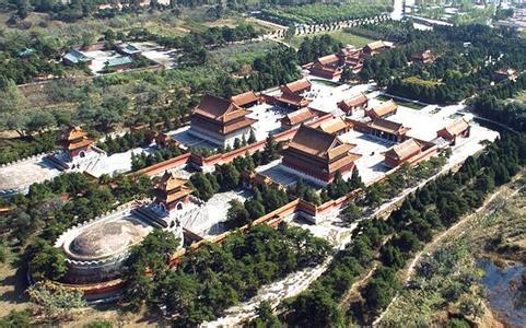 Một khu lăng mộ mai táng 1 vị hoàng đế, 4 bà hoàng hậu và 48 phi tần và 1 hoàng tử. Hình thức mai táng này chắc có một không hai trong lịch sử Trung Quốc, đó chính là Cảnh lăng của hoàng đế Khang Hy. Ảnh: Khu Cảnh lăng của hoàng đế Khang Hy.