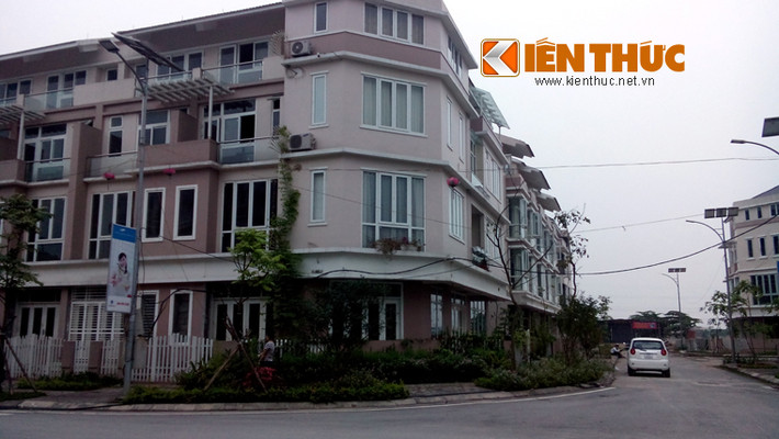 Cỏ dại mọc quanh các ngôi biệt thự sang trọng.