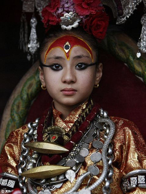 Royal Kumari ngụ ở ngôi đền Kumari Ghar, Quảng trường Kathmadu Durbar trong khi đó những Kuamri còn lại vẫn sống cùng với gia đình và tới trường như những bé gái bình thường.